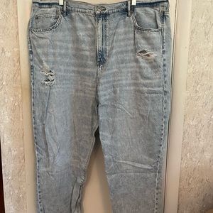 Really cute 90s high waited rigid denim.
